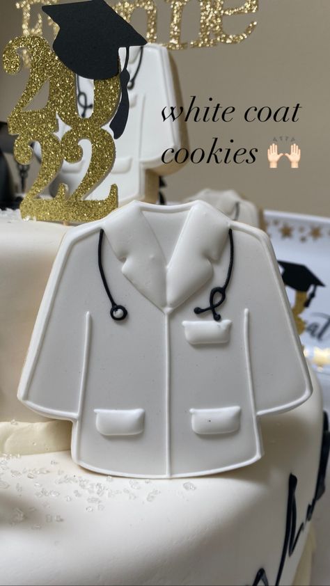 Pt Graduation Party Ideas, White Coat Ceremony Party Ideas, Medical School Acceptance Party, Md Graduation Party, Pa School Graduation Party, Pa Graduation Party, Physician Assistant Graduation Party, Doctor Party Ideas, Bsn Photoshoot