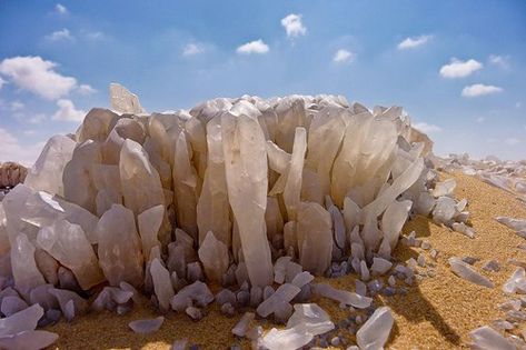 The White Desert (Sahara el Beyda), Farafra, Egypt. Chalk formations of white & cream colour. Astrogeographic position for fl 1 which defines how the region is embedded in North Africa: located in solid earth sign Capricorn sign of calcium, bones, chalk and white colour. 2nd coordinate in air sign Gemini. Desert National Park, Crystal Mountain, White Desert, Egypt Tours, Pretty Rocks, The Sand, Amazing Nature, Natural Wonders, Natural World