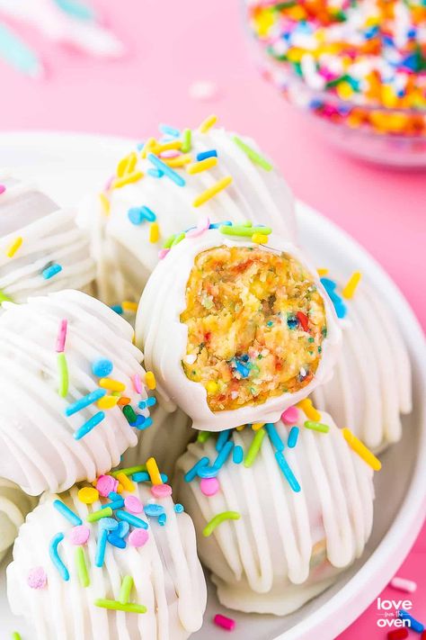 Funfetti Cake Pops Recipe, Funfetti Cake Pops, Cake Pops Recipe, Love From The Oven, Make Birthday Cake, Birthday Cake Pops, Cake Pops How To Make, Dipped In Chocolate, Holiday Sprinkles