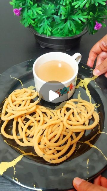 Murku Recipe Video, Murukulu Indian Snacks, Evening Snacks Recipes, Murukku Recipe, Sweets Indian, Bake Sweets, Festive Cookies, Snack Video, Evening Snacks