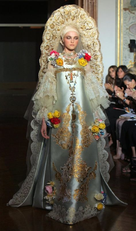 A model wearing an elaborate and ornate silver and gold gown and headdress by French designer Christian Lacroix during 2009/2010 Autumn-Winter Haute Couture collection show on July 7, 2009, in Paris Vlada Roslyakova, Mode Editorials, Collection Couture, Gold Gown, Christian Lacroix, Fantasy Fashion, Couture Collection, Costume Design, Couture Fashion