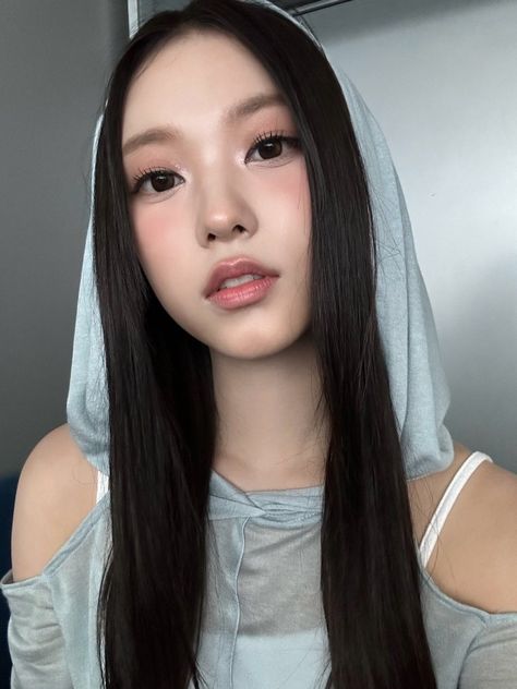 newjeans haerin phoning update Jeans Drawing, New Jeans Style, 가을 패션, Girl Next Door, These Girls, Kpop Girl Groups, Makeup Inspo, Mbti, Rappers