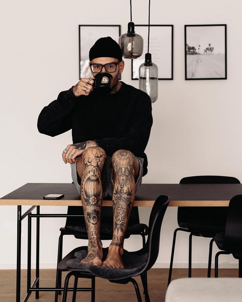 Tattoo Artist Outfit Men, Moritz Taylor, Tattoo Artist Outfit, Knee Tattoo Men, Mens Leg Tattoo, Chapter Closed, Hardcore Outfits, 108 Tattoo, Photos Tattoo