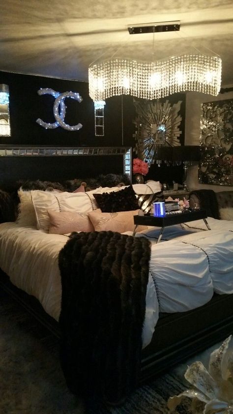 Cute Black And White Rooms Bedroom Ideas, Black And Pink Glam Bedroom, Black Luxury Bedroom Aesthetic, Grown Woman Room Ideas, Black Apartment Bedroom, Girly Black Bedroom Room Ideas, Black Bedroom Ideas For Teens, Dark Glam Bedroom Decor, Black Glam Bedroom