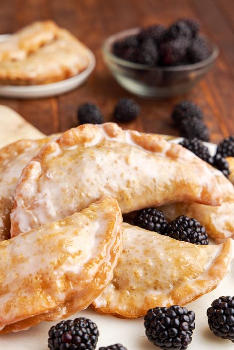 Blackberry Hand Pies - My Incredible Recipes Sweet Hand Pies, Blackberry Hand Pies, Handheld Pies, Blackberry Recipe, Wedding Pies, Fried Hand Pies, Church Recipes, Mini Cherry Pies, Pie Ideas