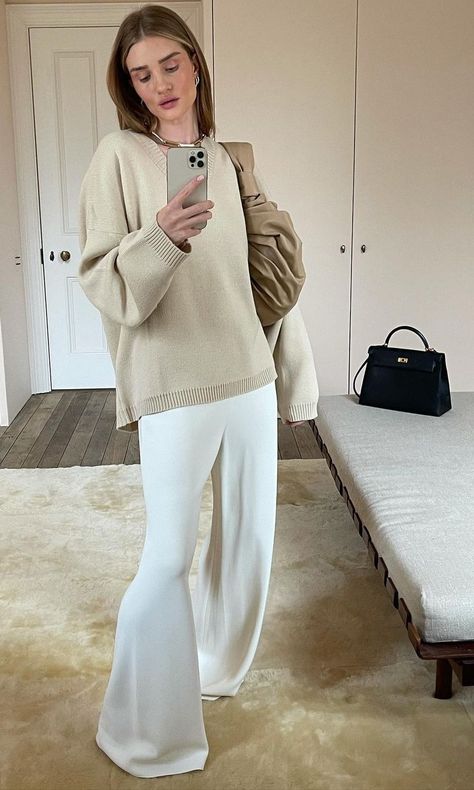 Rosie Huntington-Whiteley was seen wearing a Beige Oversize Merino Wool Jumper from Bazilika ($450), Ivory Gala High-Rise Cady Wide-Leg Trousers from The Row ($1,190) and a Gold Extra Large Gold Necklace from Lauren Rubinski ($7,920). To shop this look or buy this outfit on a budget, click the theninesfashion.com link. #RosieHuntington-Whiteley #Bazilika #TheRow #LaurenRubinski Rosie Huntington Whiteley Style, Rosie Huntington, Huntington Whiteley, Rosie Huntington Whiteley, Outfit Look, Neutral Outfit, Mode Inspo, Looks Chic, White Pants