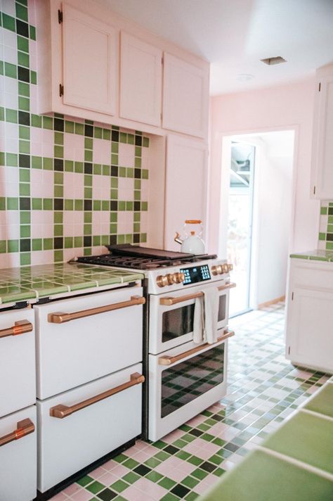 Plaid Backsplash, Mountain Cabin Kitchen, Upstate House, Swedish Folklore, Red Apartment, Kitchen Backsplash Inspiration, Brick Kitchen Backsplash, Backsplash Inspiration, Big Bear Cabin