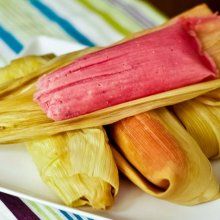 Tamales dulces, ¡calientitos y deliciosos! How To Reheat Tamales, Sweet Tamales, Mexican Tamales, Vegetable Appetizers, Baked Dinner Recipes, Tamale Recipe, Meat Marinade, Healthy Meat Recipes, Mexican Traditions