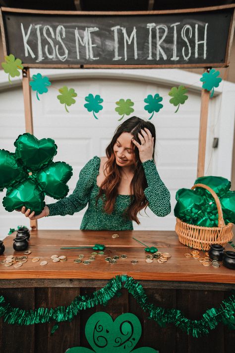 St Patrick's Day Photos, Rainbow Backdrop, Party Theme Ideas, Rainbow Diy, Fringe Backdrops, St Patrick's Day Outfit, Dog Photoshoot, Green Balloon, Saint Patties