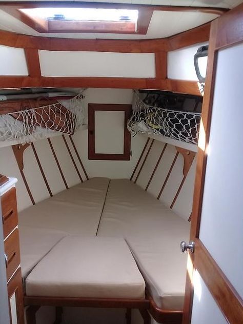 Small Sailboat Interior, Sailing Interior, Wood Boat Interior, Boot Inspiration, Catalina 22, Cuddy Cabin Boat, Cabin Cruiser Boat, Boat Interior Design, Sailboat Interior