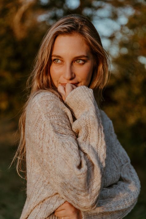 Close Photography Face, Fall Woman Photography, Outdoor Female Portrait Photography, Female Portrait Outdoor, Casual Portraits Women, Fall Outdoor Portraits, Woman Portrait Poses Natural, Outdoor Fashion Photoshoot Ideas, Nature Photography Women