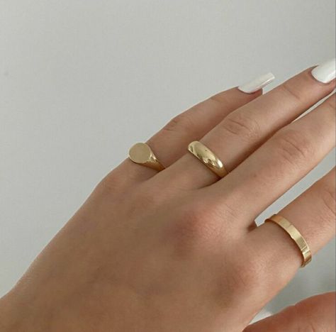 Hand Jewelry Rings, Gold Rings Jewelry, Gold Ring Designs, Ringe Gold, Classy Jewelry, Minimal Jewelry, Hand Jewelry, 가을 패션, Girly Jewelry