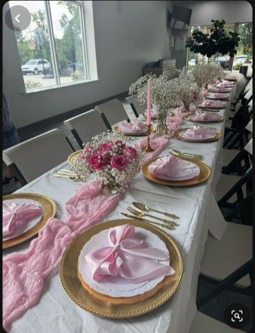 Birthday Decor Table Decoration, Gift Table Party, Pretty In Pink Table Decor, Sweet 16 Lunch Party, Table Decorations For 18th Birthday, Pink Food Table Ideas, 21st Birthday Outdoor Party, Part Table Setup, Pink Birthday Brunch Decor