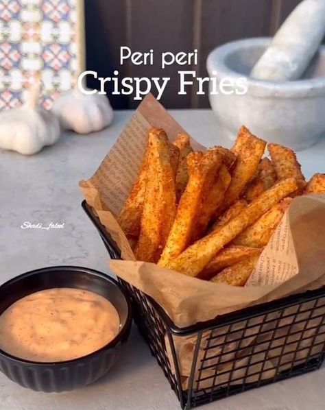 Snacks Bites recipes on Instagram: "Peri peri Crispy fries 🎥 Credits @shadi_faleel Follow @snackrecipesdaily for daily snacks🍟 Homemade crispy fries seasoned with a homemade peri peri seasoning.. Simply better & crispier than your takeouts, guaranteed.. LIKE, SAVE, SHARE the reel & FOLLOW @shadi_faleel for more easy recipes. You’ll need: 500g of large Potatoes 🥔 1 large bowl of cold water with 2 cups of ice 3 tbsp corn flour 1 tsp flaky salt 1 tbsp Paprika 1 tsp Garlic powder 1 tsp Onion po Homemade Crispy Fries, Peri Peri Recipes, Peri Peri Fries, Air Fryer French Fries, Crispy Fries, Bites Recipes, Snack Bites, Peri Peri, Crispy Fry