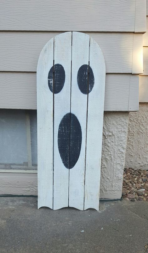 Pallet ghost Wooden Halloween Decorations Yard Art, Pallet Ghost, Halloween Pallet Projects, Pallet Halloween Decorations, Wood Halloween Decorations, Wooden Halloween Decorations, Pallet Halloween, Wood Halloween, Halloween Decoration Ideas