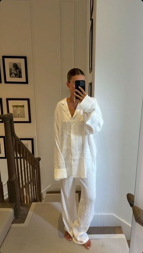 Emma Chamberlain Aesthetic, Chamberlain Aesthetic, Pijama Outfit, Aesthetic Pajamas, Pijama Pants, Outfit Pajamas, Pajamas Aesthetic, Pijama Party, At Home Outfits