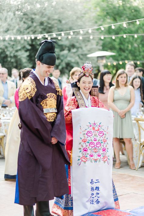 https://www.michelleisabel.com/journal/korean-american-wedding Korean Wedding Ceremony, Korean Traditional Wedding, Korean Wedding Traditions, Traditional Korean Wedding, Lilac Wedding Bouquet, Western Style Wedding, Korean Traditional Dress, Korean Culture, Wedding Traditions