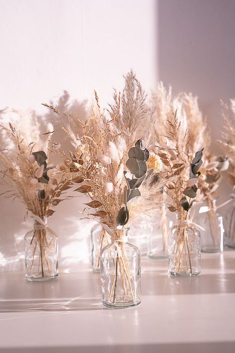 Ces jolis soliflores de Noël crèmes apporteront une touche naturelle et lumineuse à votre décoration de centre de table de Noël Decorations For Table, Bohemian Baby Shower, Ideas For Easter Decorations, בר מצווה, Ideas For Easter, Boho Wedding Decorations, Future Wedding Plans, Boho Baby Shower, Diy Easter