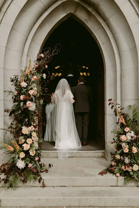 Church Wedding Flowers, Holly Wedding, Church Wedding Decorations, Prettiest Bouquet, Signing Table Wedding, Wedding Design Decoration, Natural Decor, Church Flowers, Natural Flowers