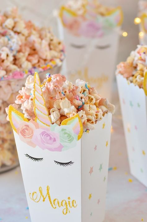 Unicorn Popcorn, Party Ideas On A Budget, Unicorn Party Ideas, Unicorn Milkshake, Unicorn Birthday Party Ideas, Unicorn Hot Chocolate, 4de Verjaardag, Chocolate Covered Desserts, Unicorn Party Food