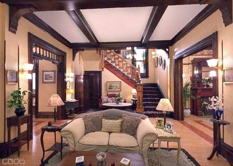 Charmed Halliwell Manor living room / Salón casa de la serie Embrujadas Fictional Houses, Charmed Manor, Charmed House, Halliwell Manor, Serotonin Boosters, Visual Prompts, Practical Magic House, Tv Show House, Charmed Tv Show