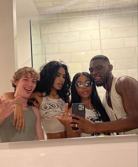 Nyc Friend Group, Interracial Friends Aesthetic, Mixed Friend Group Aesthetic, Friend Group Pictures, I Need Friends, Dream Friends, Need Friends, Best Friends Aesthetic, Best Friend Photos