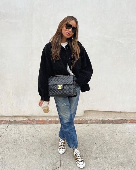 Easy fall outfits Casual fall outfits Trendy fall outfits Fall aesthetic Minimalist Chic Fashion, Sincerely Jules Style, Cropped Jeans Outfit, Julie Sarinana, Jewelry Chanel, Sincerely Jules, Chanel Official, Chanel Official Website, Outfits With Converse