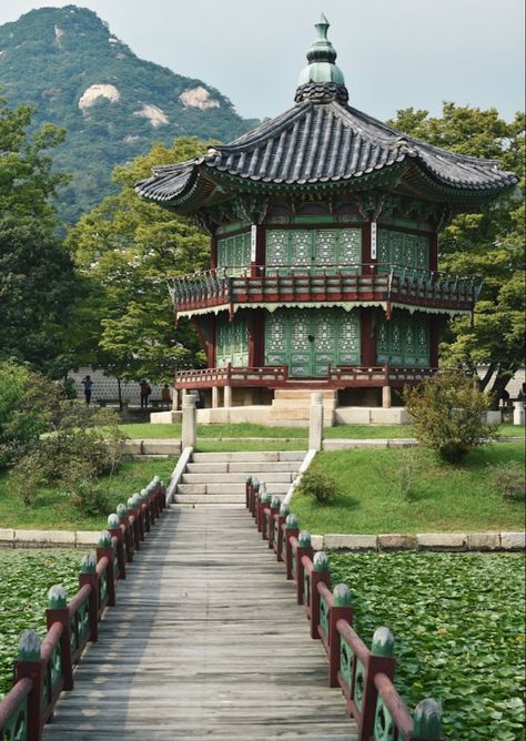 Beautiful Place In Korea, Pretty Places In Korea, Aesthetic Places Korea, Korea Culture Aesthetic, South Korean Culture Aesthetic, South Korean Architecture, Korean Buildings Aesthetic, South Korea Photo, Korea Nature Photography