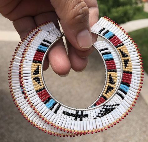 Native American Beaded Hoop Earrings, Brick Stitch Hoop Earrings, Beautiful Beaded Earring, Seed Bead Jewelry Patterns, Beaded Jewelry Earrings, Beaded Earrings Native, Beads Craft Jewelry, Beaded Earrings Tutorials, Native American Beaded Earrings