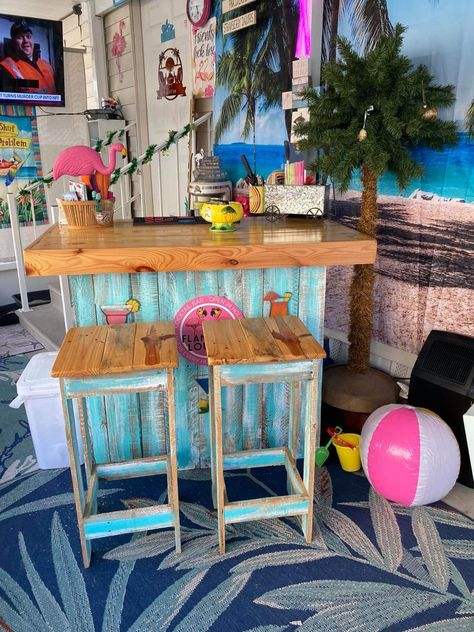 Garage Tiki Bar Ideas, Tiki Bar Colors, Tiki Bar Decor Ideas, Small Tiki Bar Ideas, Tropical Bar Ideas, Tiki Backyard Ideas, Margaritaville Backyard, Margaritaville Pool Decor, Tiki Bar Diy