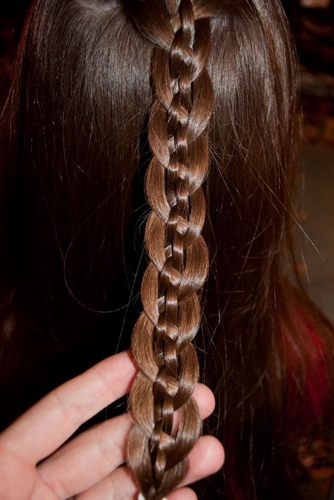 Princess Piggies: 5-Strand With Flair There is a never ending supply of braids I need to learn. 5 Strand Braid, Five Strand Braids, 5 Strand Braids, Chain Braid, Strand Braid, Ombré Hair, Beautiful Braids, Hair Braids, Pretty Hair