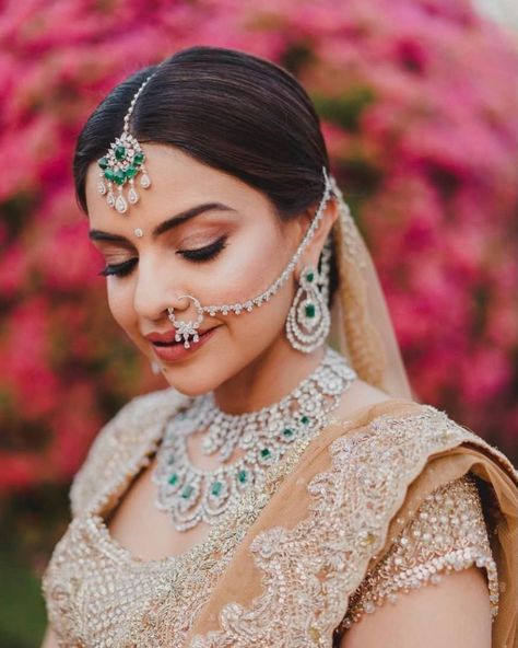 Bridal looks Lehenga For Bridesmaid, Golden Lehenga, Diamond Necklace Gift, Engagement Look, Bridal Jewellery Inspiration, Engagement Makeup, Indian Bridal Jewellery, Bridal Diamond Jewellery, Nose Pin