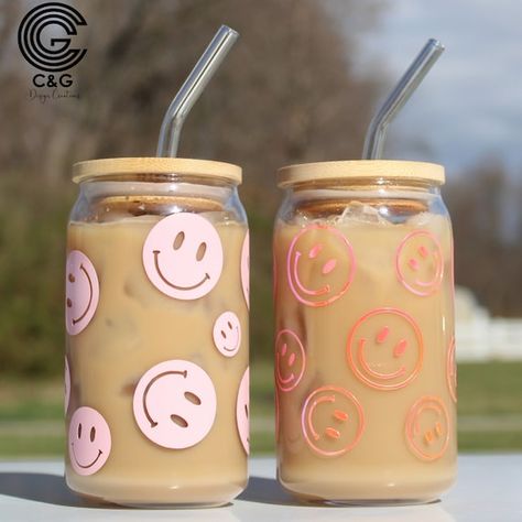 Coffee Jar, Summer Cups, Glass Jar With Lid, Cup With Lid And Straw, Cute Coffee Cups, Coffee Jars, Cute Water Bottles, New Technology Gadgets, Coffee Cup Design