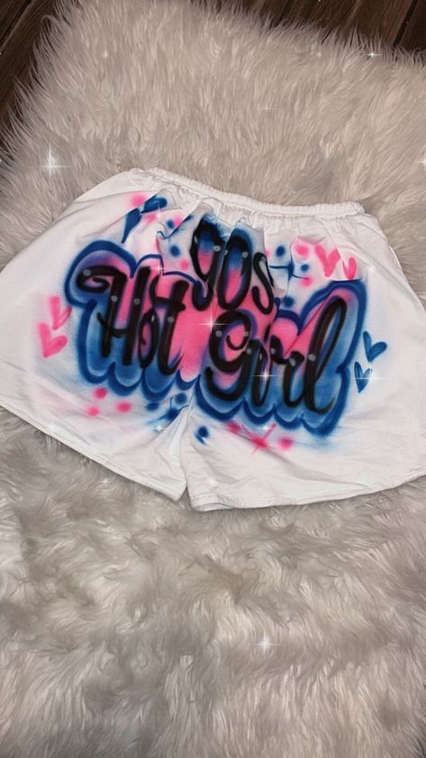 Freaknik Shorts, Shorts Birthday Outfit, Shorts Ideas, Painting Shorts, Airbrush T Shirts, Airbrush Designs, Short Blanc, Custom Airbrushing, White Booties