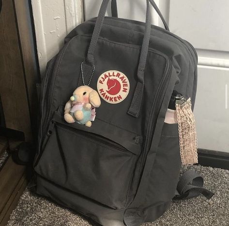 Fjallraven Kanken Aesthetic, Kanken Backpack Aesthetic, School Backpacks Aesthetic, Kanken Aesthetic, Adventure Time Girls, Fjällräven Kånken, School Bag Essentials, Aesthetic Backpack, Inside My Bag