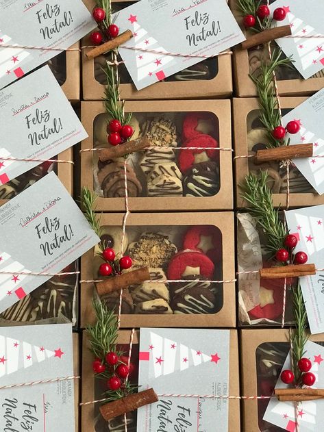 Holiday Baking Packaging Ideas, Christmas Food Gifts Packaging, Cute Cookie Gift Packaging Ideas, Christmas Cookie Favors, Christmas Cookies Wrapping Ideas, Cookies As Gifts Packaging Ideas, Wrapping Christmas Cookies, Christmas Cookies Packaging Diy, Gift Food Box Ideas