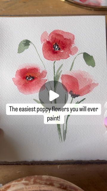 Bree Copley on Instagram: "P O P P I E S ! You will be amazed at how simple and easy it is to paint these poppies. I hope you try it out and experiment with different colors! Did you know there are many different colors of poppies!?! Even black poppies !🤩. Bellow are detailed instructions and a few tips and tricks to help you make these loose watercolor poppy flowers! Steps 1. Load up your brush with a good amount of watercolor. ( you can use an oval brush or small round wash brush ) Make an outline of an oval make sure to leave the center open. This will be the center of your poppy. You can place the oval however you want depending on what way you want your poppy flower facing. 2. Do not rinse your brush, just give it a quick dip in water and use that to drag the color from the o Easy Watercolor Poppies, How To Paint A Poppy Flower Step By Step, Poppy Watercolor Painting Simple, Watercolour Poppy Tutorial, How To Paint A Poppy, Poppy Watercolor Tutorial, Poppy Painting Easy, Watercolor Poppy Flower, Watercolor Poppies Tutorial