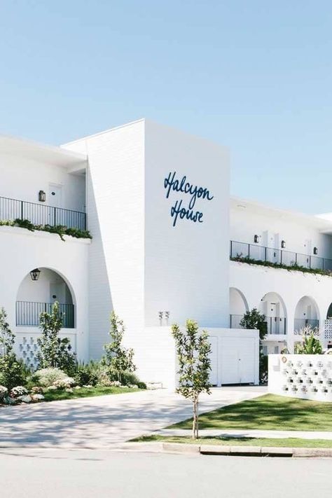 Vogue Living's ultimate guide to Byron Bay - Vogue Australia Halcyon House Australia, Motel Makeover, Cabarita Beach, Halcyon House, Luxury Lighting Design, House Luxury, Vogue Living, Hotel Motel, Hotel Boutique