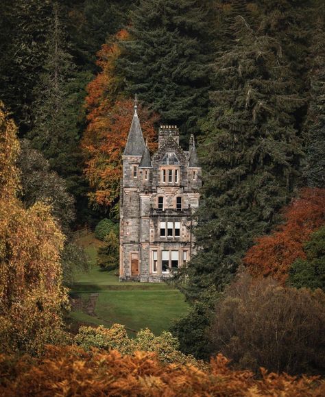 Scotland Highlands Castle, British Country, Rural Living, Scottish Castles, Beautiful Castles, Innsbruck, Country Estate, Historical Place, Beautiful Architecture