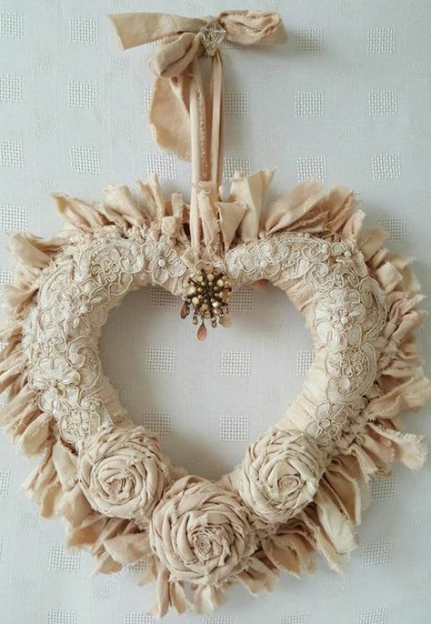 Lindo Fabric Wreath Tutorial, Beige Heart, Shabby Chic Decor Diy, Shabby Chic Hearts, Shabby Chic Wreath, Shabby Chic Decor Bedroom, Shabby Chic Home Decor, Shabby Tree, Shabby Chic Home