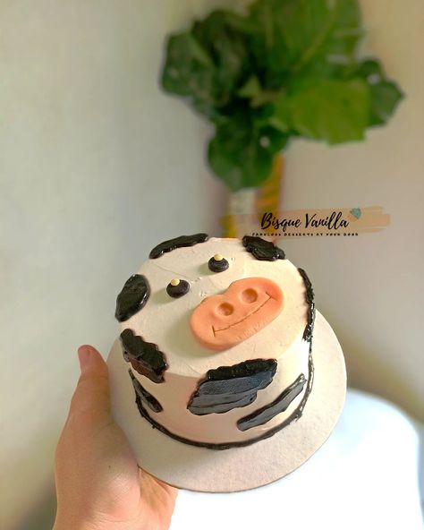 Pookie cake 🐄 🎀 Black forest Bento size mini cake 🍰 (300g+/-) #bisquevanilla #trendingreels #bentocake #chocolatecake #fypシ゚ #insta #rainydays #cowcake #minicakes #instagramreels #trending Black Mini Cake, Cake Black Forest, Cow Cake, Cow Cakes, Farm Cake, Bento Cake, Hello Kitty Cake, Animal Cake, Gender Reveal Cake