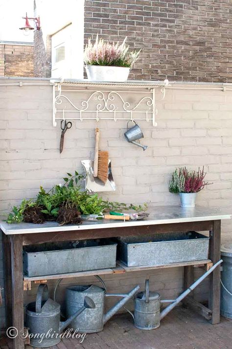 DIY potting bench ideas. Easy Outdoor Projects, Garden Work Bench, Diy Garden Table, Potting Bench Ideas, Diy Potting Bench, Potting Bench Plans, Garden Station, Summertime Decor, Old Garden