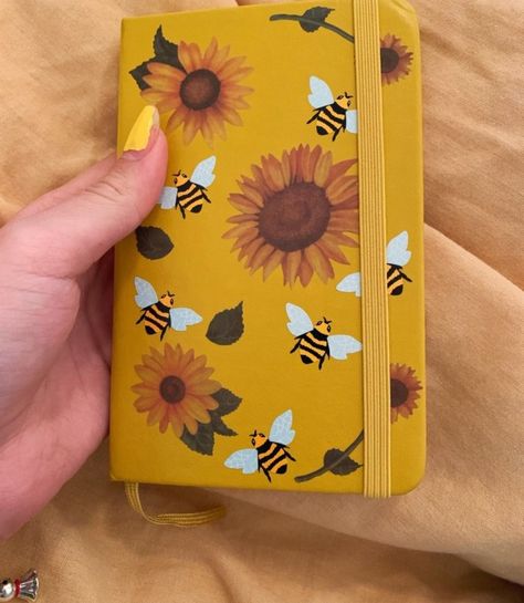 Art Mom Aesthetic, Art Ho, Cute School Stationary, Sketchbook Cover, Cool School Supplies, Cute Stationary, Artist Aesthetic, Mom Art, Cute Notebooks