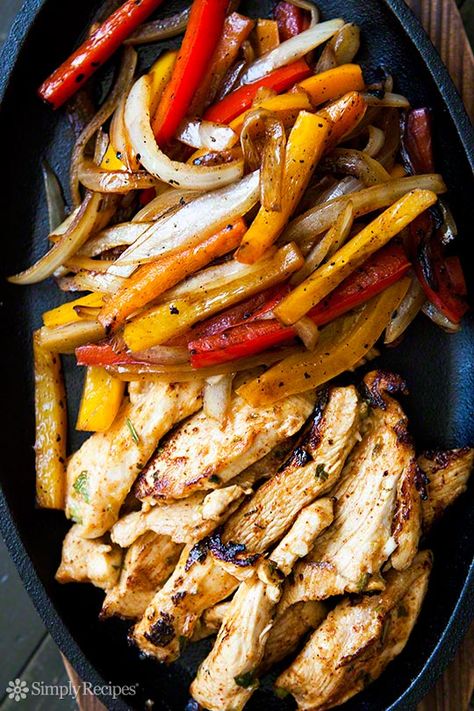 The BEST chicken fajitas! Marinated chicken breasts seared quickly and served with seared onions and bell peppers, served with flour tortillas. On SimplyRecipes.com Best Chicken Fajitas, Skillet Dinner Recipes, Marinating Chicken Breast, Chicken Fajita Recipe, Iron Skillet Recipes, Cast Iron Skillet Recipes, Skillet Dinners, Fajita Recipe, Cast Iron Recipes