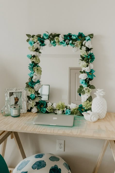 Mirror Frame Diy, Diy Decoracion, Flower Mirror, Cute Dorm Rooms, Dekor Diy, Diy Mirror, Room Decorating, Decor Guide, Diy Room