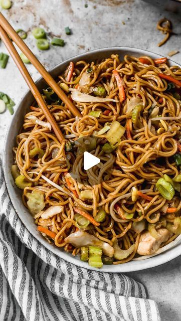 Pan Set Noodles, Chow Mein Sauce, Ramadan Video, Yakisoba Recipe, Chicken Yakisoba, Yakisoba Noodles, Veggies And Chicken, Chinese Dinner, Chow Mein Recipe