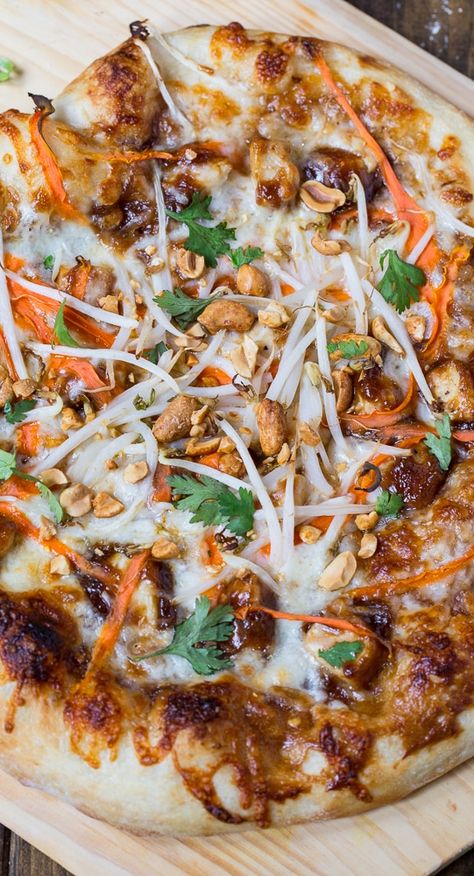 Pizza Topping Ideas, Thai Pizza, Thai Chicken Pizza, Pizza Oven Recipes, Making Pizza Dough, Chicken Pizza Recipes, Pizza Topping, Unique Pizza, California Pizza Kitchen