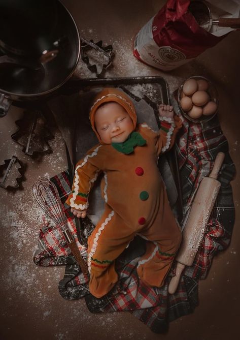 Gingerbread Man Photoshoot, Baby Baking Photoshoot Christmas, Newborn Gingerbread Photography, Gingerbread Baby Pictures, Christmas Cookie Baby Photo, Baking Baby Photoshoot, Gingerbread Baby Photoshoot, At Home Christmas Photoshoot Baby, December Baby Photoshoot