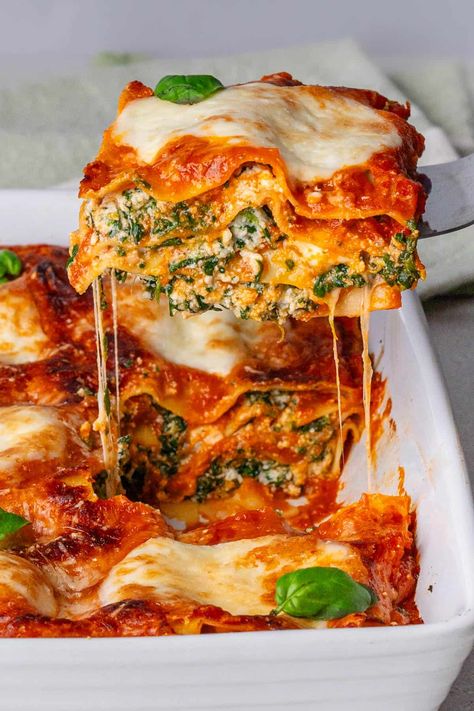 Spinach And Ricotta Lasagna, Spinach Lasagna, Food Options, Lasagna Recipe, Holiday Food, Weeknight Dinners, Vegetarian Dishes, Family Dinner, Pasta Dishes