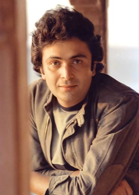 Remembering #RishiKapoor on his birth anniversary (04/09). First song that comes to your mind when you think of Rishi Kapoor. Army Couple, Rishi Kapoor, Love Couple Images, Retro Bollywood, National Film Awards, Bollywood Photos, Retro Film, Best Supporting Actor, Vintage Bollywood